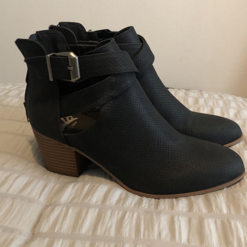 BLACK WOMENS BOOTIES
